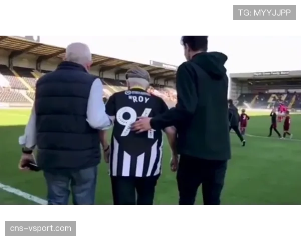 “暖心一幕:门兴小将为对手抽筋球员压腿,获主场球迷掌声致意” “暖心一幕:门兴小将为对手抽筋球员压腿,获主场球迷掌声致意”